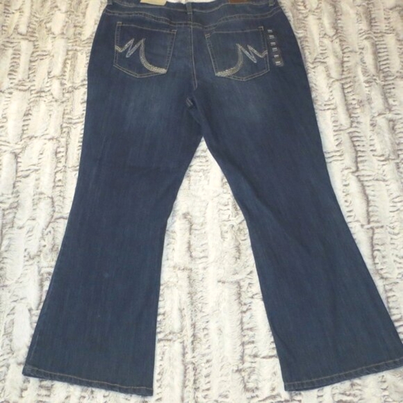 Maurices Women's Plus Mid Rise Boot Cut Jeans Medium Wash Size 18W Short New - Picture 3 of 9
